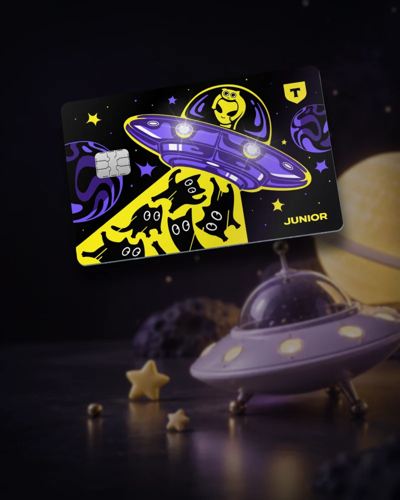 Карта Junior с космическим рисунком на фоне игрушечной планеты