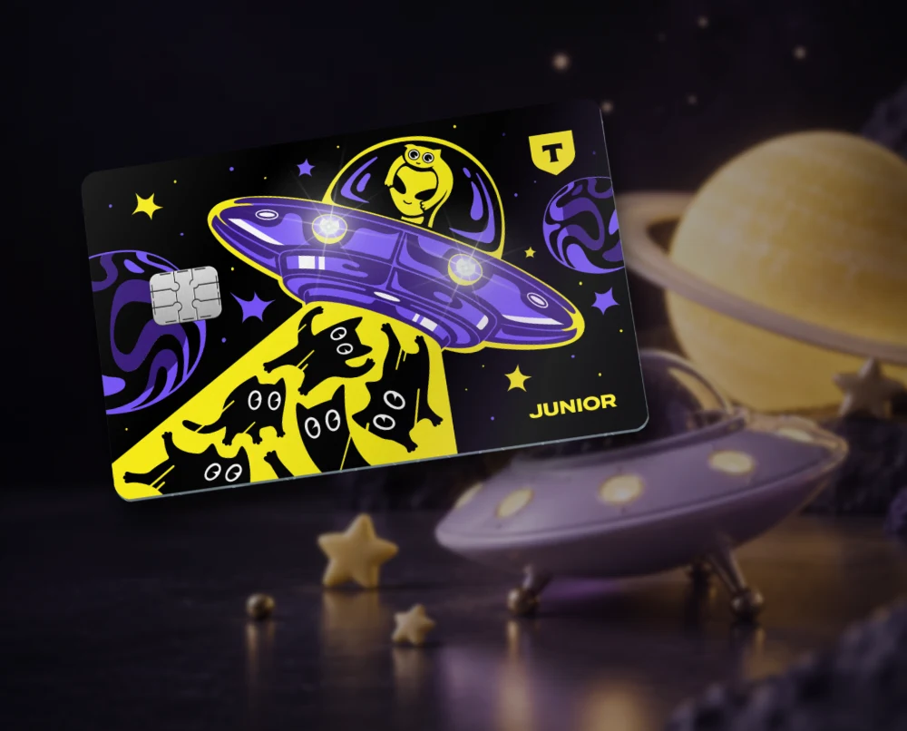 Карта Junior с космическим рисунком на фоне игрушечной планеты