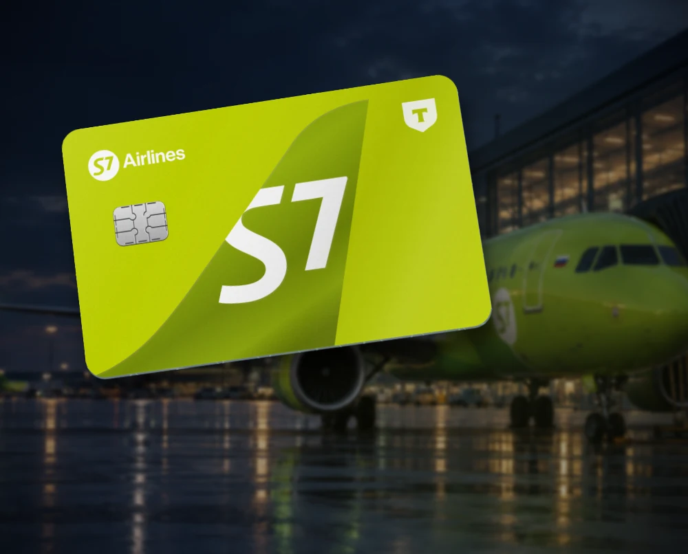 Карта S7 — T‑Bank на фоне зелёного самолёта S7 у терминала