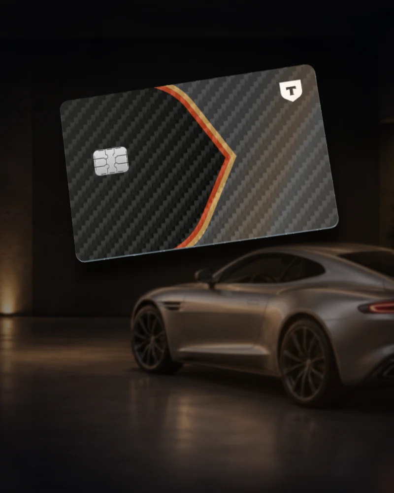 Кредитная карта Drive на фоне премиального автомобиля и янтарного света